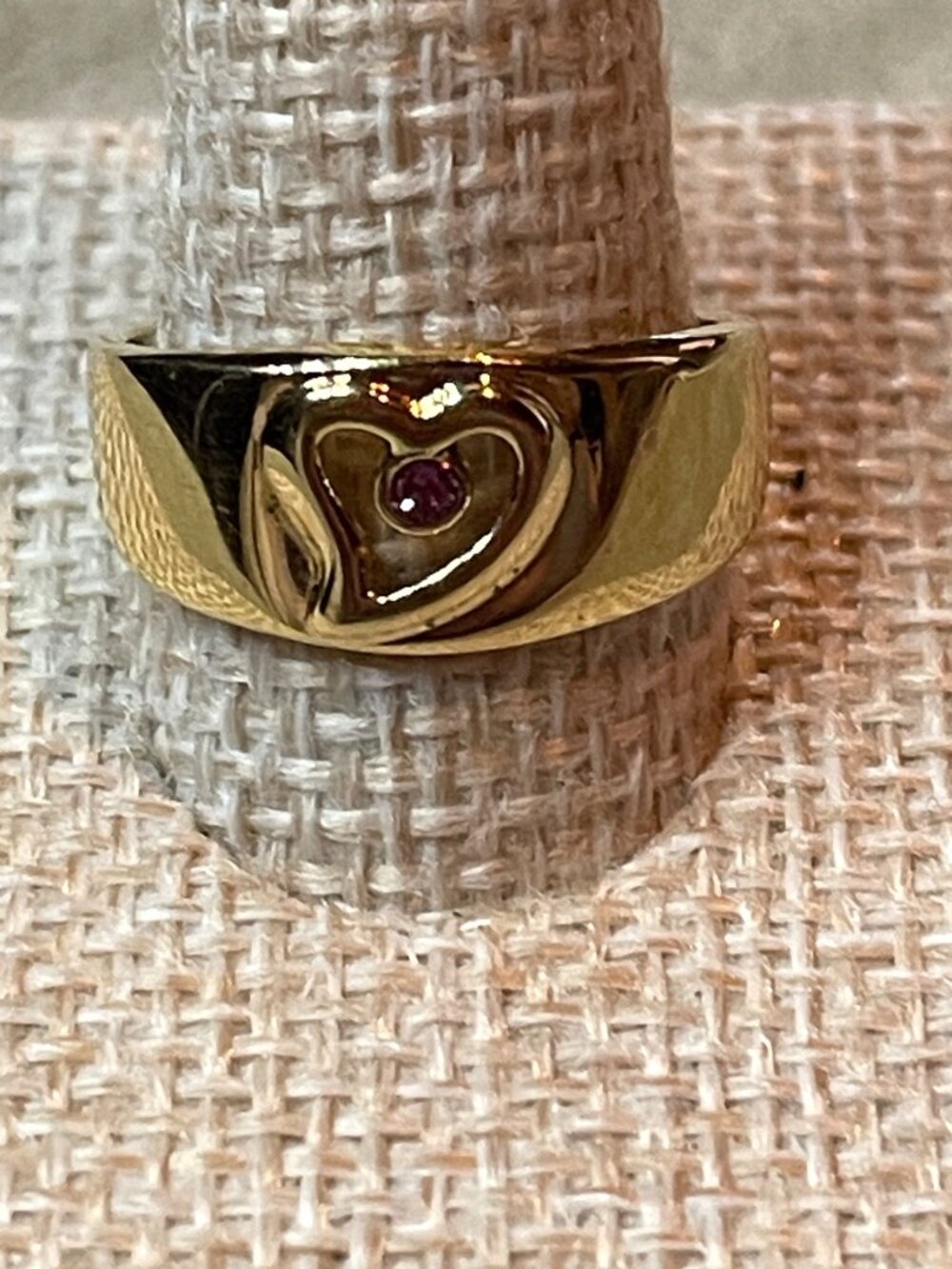 Vintage 80s Avon Heart Silhouette Band Ring Central Pink Rhinestone Size 7